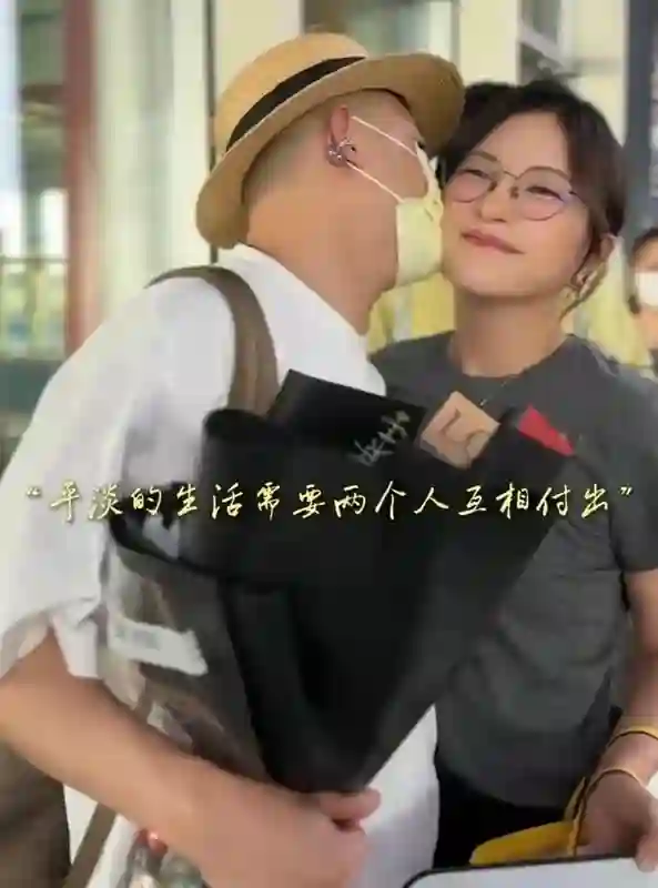 包文婧产后2个月出门接老公，包贝尔感动当众亲她，二胎后更腻歪