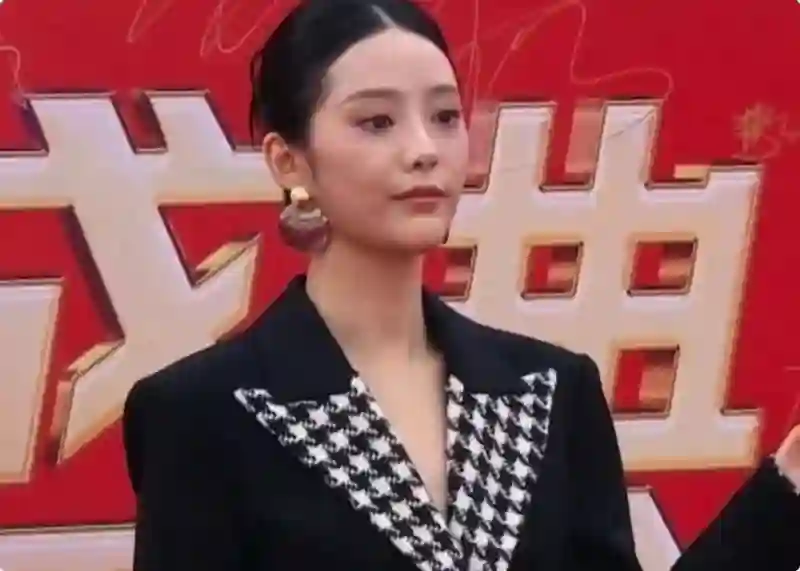 微短剧红毯：徐艺真御姐风十足，刘念蚂蚁腰抢镜，姚冠宇惊艳全场