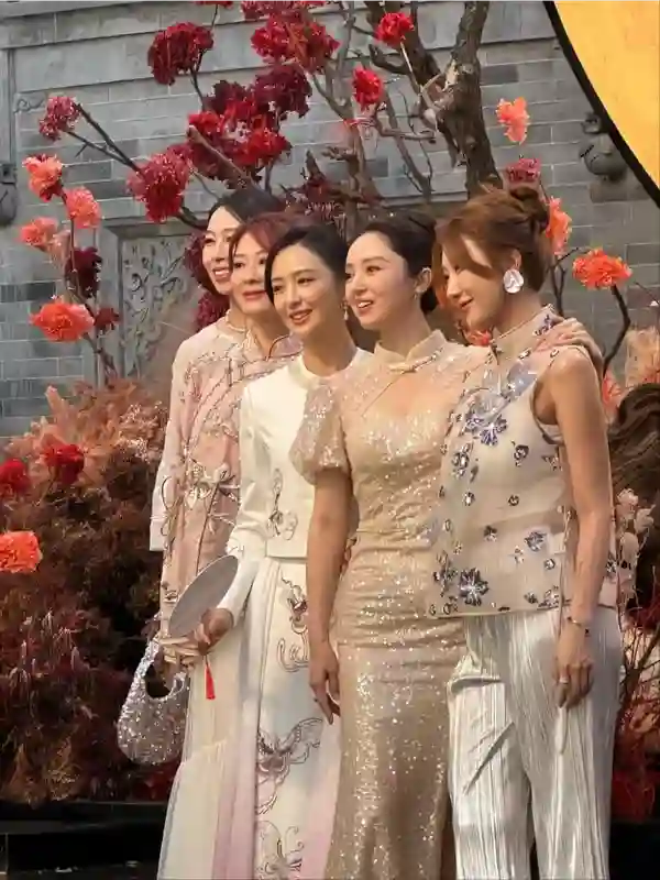 董璇二婚佟丽娅当伴娘，老公小9岁演过《庆余年》，伴郎团全喜剧人排面拉满
