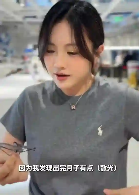包文婧产后2个月出门接老公，包贝尔感动当众亲她，二胎后更腻歪
