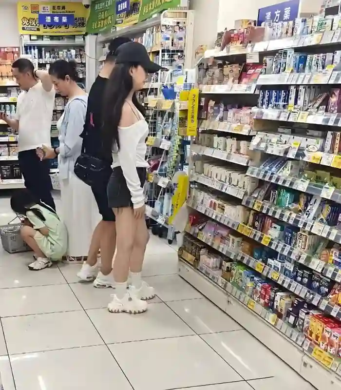 汪峰女友森林北近照曝光，膝盖上淤青明显，在日本药店买药引热议