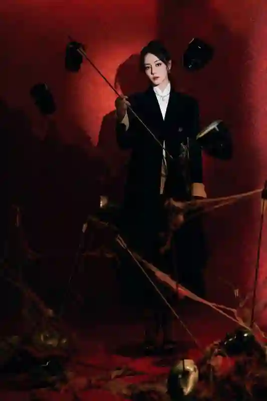 迪丽热巴歌剧风造型杀疯了！穿刺绣西装冷艳如女王