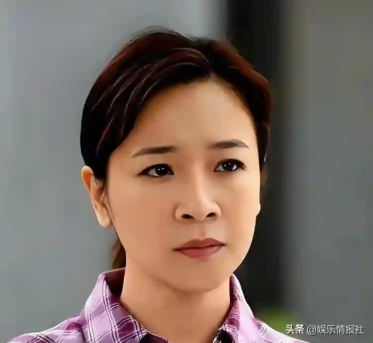 她是国家一级女演员，多次给坐轮椅丈夫戴绿帽，如今儿子也是演员