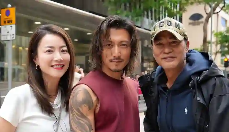 陪伴谢霆锋23年，39岁成单亲妈妈，今53岁和女儿同框成人生赢家