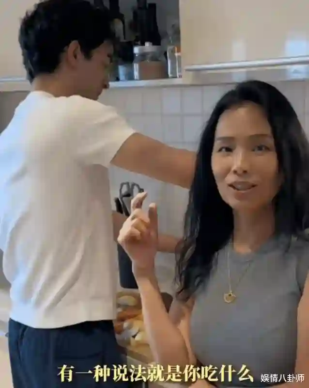 天后韦唯大儿子罕见同框，帅气儿子迷人眼，60岁韦唯逆龄状态惊艳