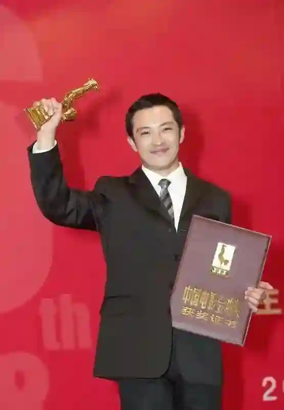 曾黎机场落泪！曾靠美貌“征服”众人,如今为何上演“苦肉计”