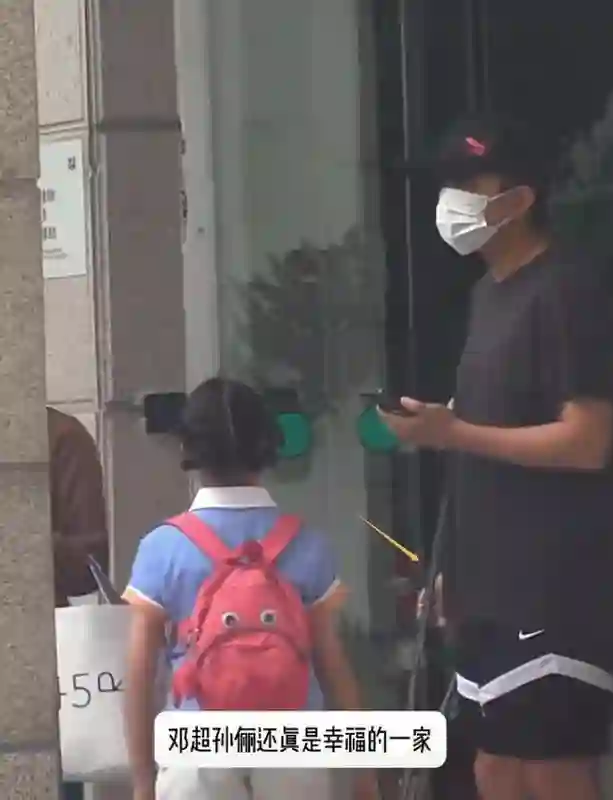 孙俪一家人移民风波后首露面，带小花上兴趣班，邓超拄拐杖抢镜