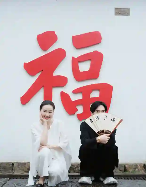 林依轮分享与妻子西华30周年合影！同框笑容温馨治愈，岁月不败恩爱真情