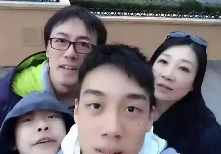 张宇生病后首度露脸！头发全白，身体佝偻，十一郎已提前交代后事