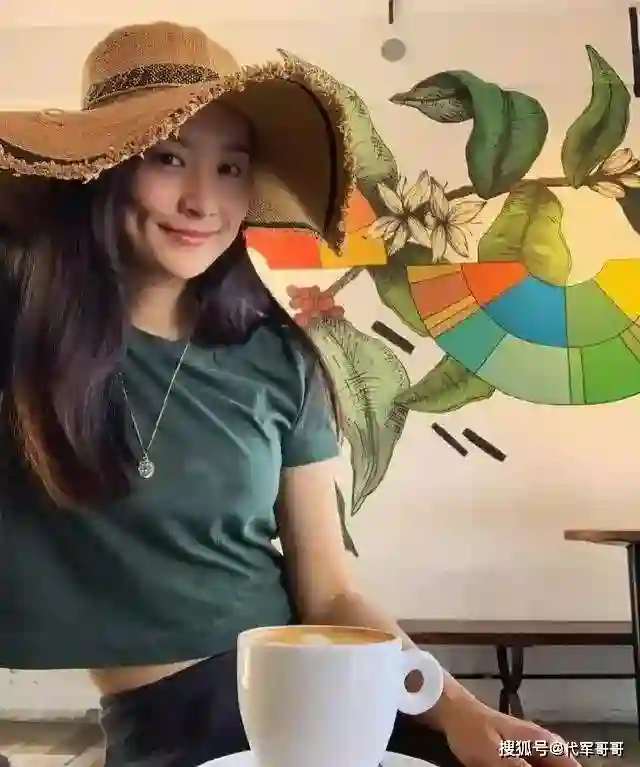 她一婚嫁富二代，二婚嫁老外，如今43岁儿女双全很幸福