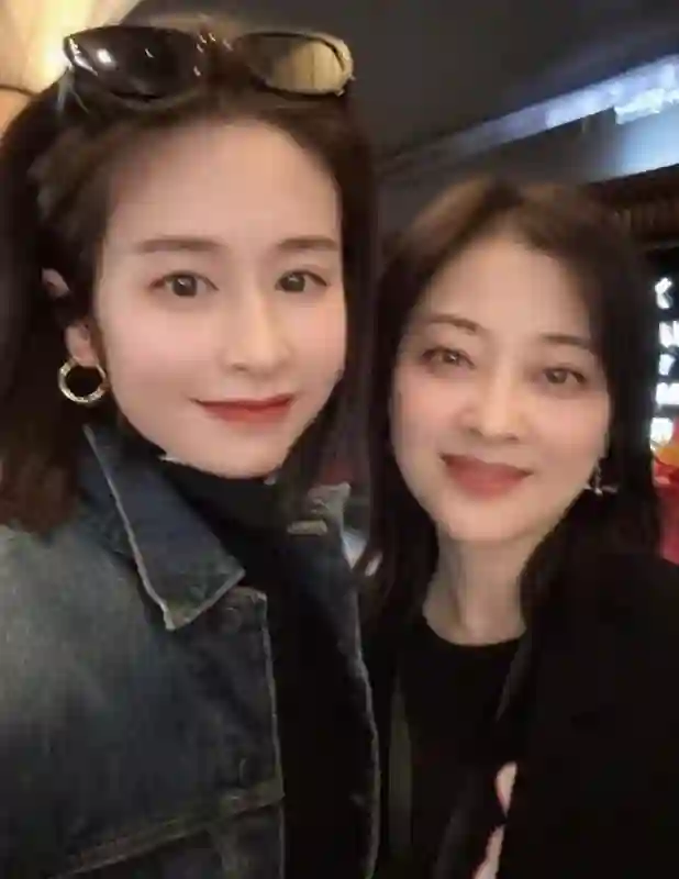 颖儿邀朋友来北京别墅露营，庭院内搭帐篷和超大充气城堡，好惬意