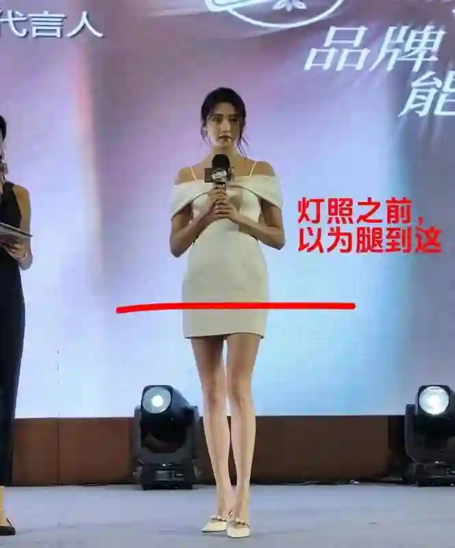 27岁关晓彤惊艳现身，穿纯白礼服如冰雪美人，网友：这腿长真的神了！