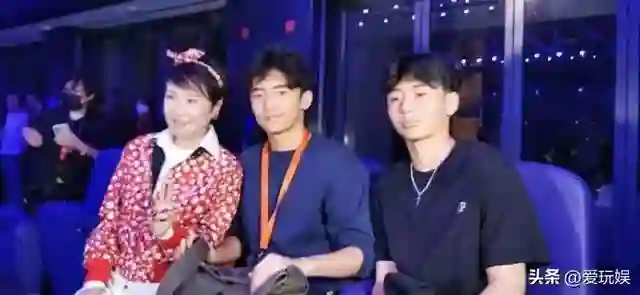 不带娃就别生！看完17岁谢振轩对弟弟的管教，才知什么是长兄如父