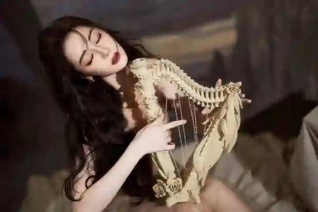 迪丽热巴一袭纱裙演绎古典浪漫，低眉抚琴间尽显神秘性感