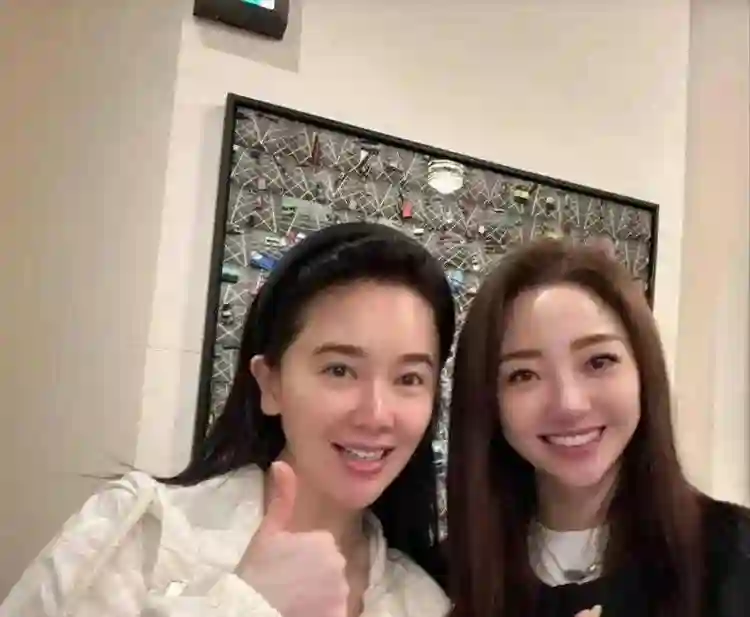 48岁左小青现状：现身香港，素颜皮肤嫩到发光，如今单身不谈恋爱