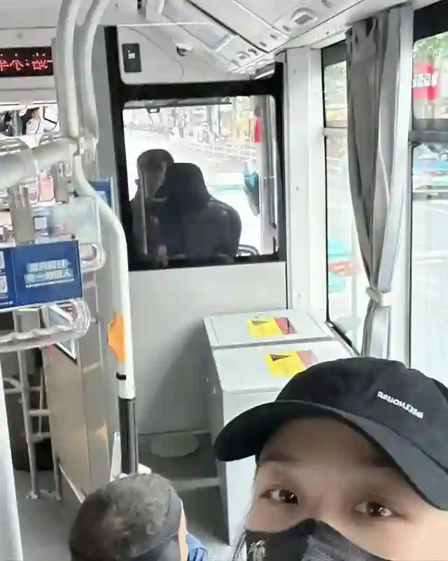 汤唯低调回国！独自乘坐公共交通回家，素颜自拍，看着好年轻