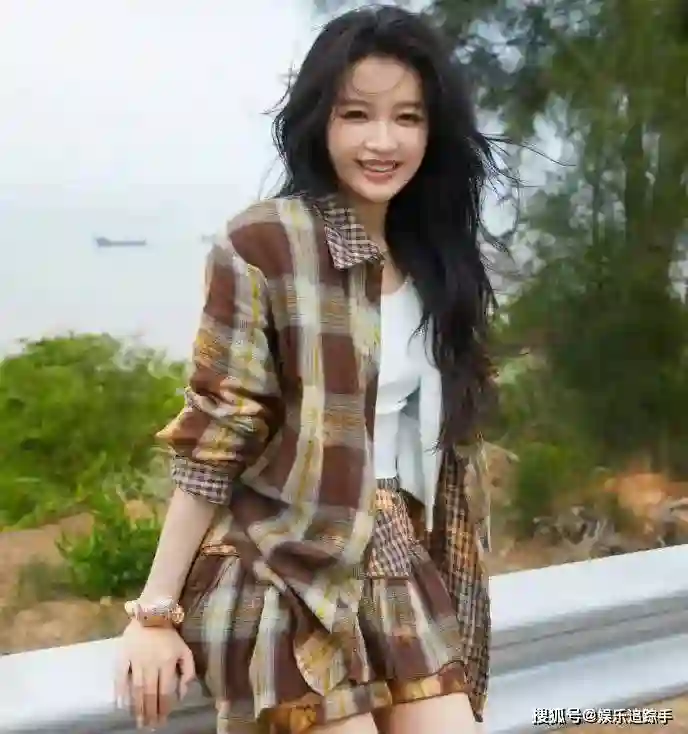 31岁孙怡离婚后放飞自我！奶黄色内搭展现纯欲与甜美，尽显高颜值