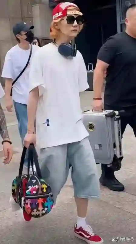 鹿晗关晓彤未分手！女方颁奖礼现鹿晗旧照，男方疑秀手机屏保合影