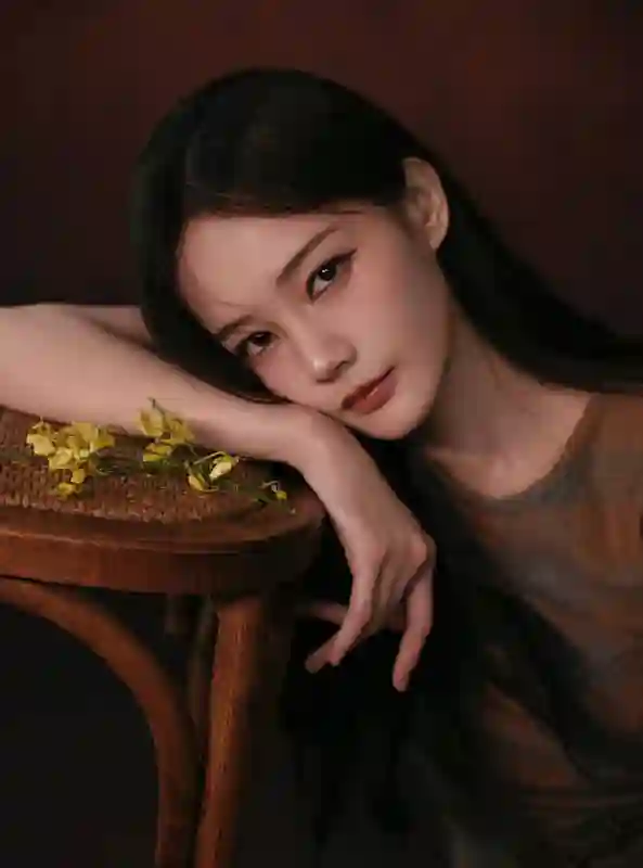 李一桐格纹裙装造型封神！收腰设计秀蛮腰卷发披肩氛围感拉满