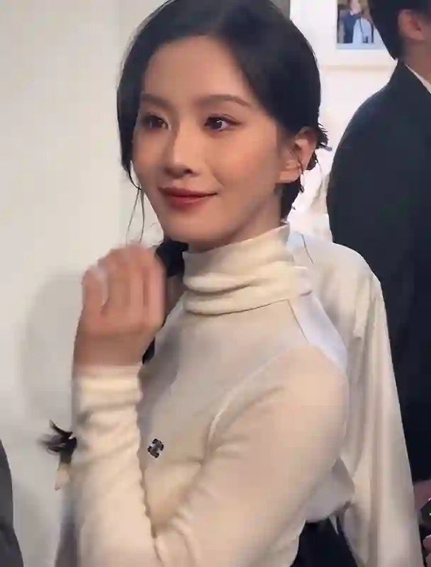 巴黎时装周：刘诗诗美貌满分，秀智甜如初恋，金泰亨朴宝剑互动有爱