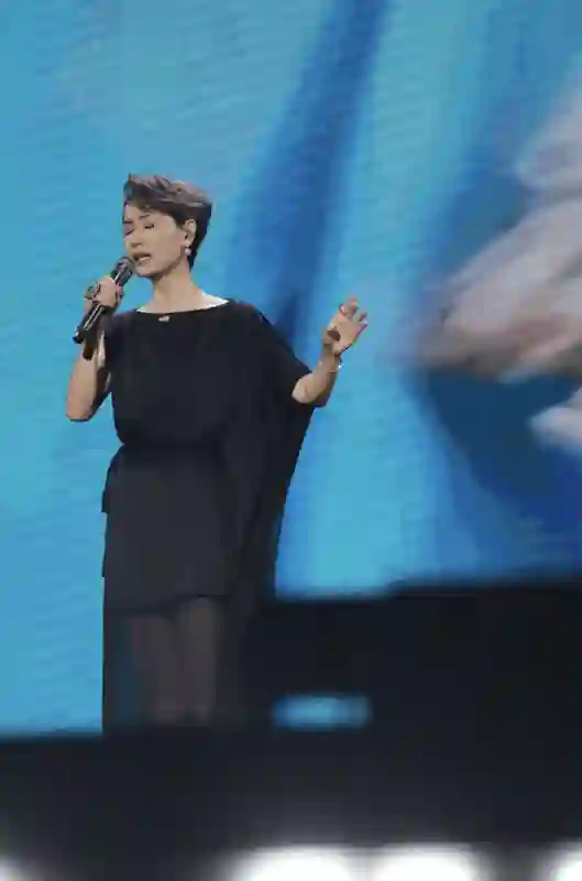 叶童一袭白衣超凡脱俗 与观众互动动作俏皮