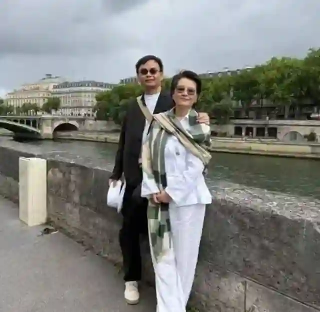 颜值回春惊艳全场，52岁袁立魅力不减，巴黎秀恩爱似少女
