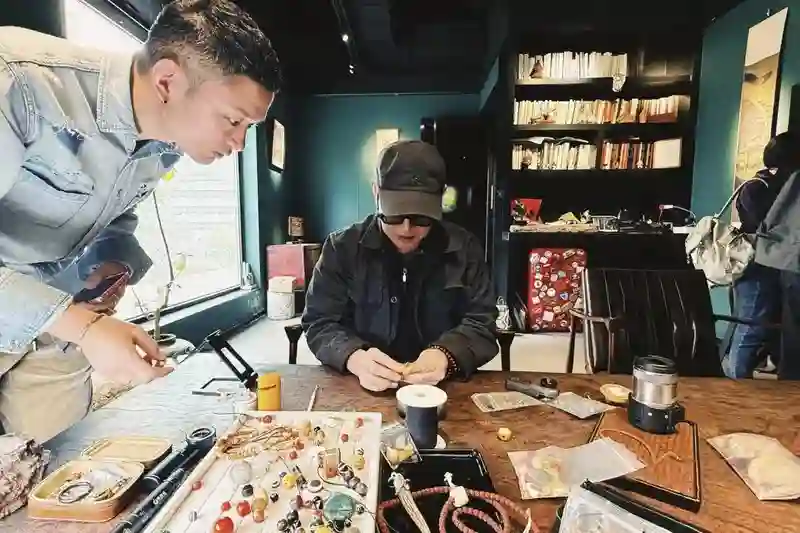 62岁李连杰现身北京，穿着一身黑衣，面容苍老，身上充满了沧桑感