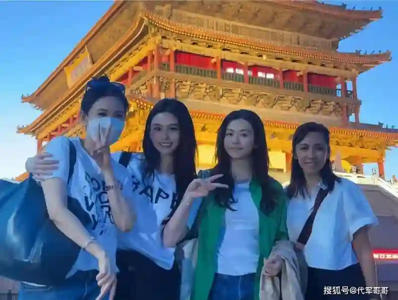 57岁邱淑贞带女儿沈月游西安！扎丸子头显年轻，状态让人羡慕