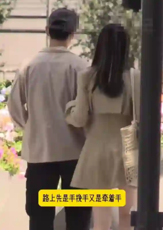 曹骏陪女友看病新恋情曝光！小鸟依人比蓝盈莹合适，帮开车门好甜
