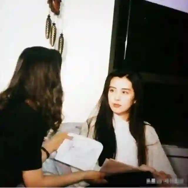 口罩眼镜齐上阵，不露真面目的王祖贤，遮掩的答案早已不言而喻