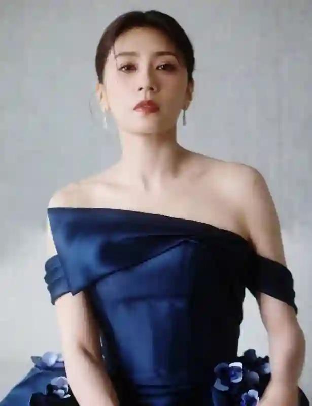 贾静雯穿蓝裙秀光滑美背，气质沉稳优雅诠释熟女魅力