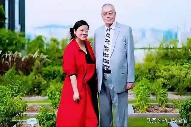 她41岁嫁入豪门，44岁为81岁刘诗昆生下女儿，48岁又生下二胎儿子