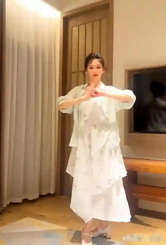 郑恺夫妇买珠宝被偶遇，苗苗穿大码短袖遮身材，外八严重像怀4胎