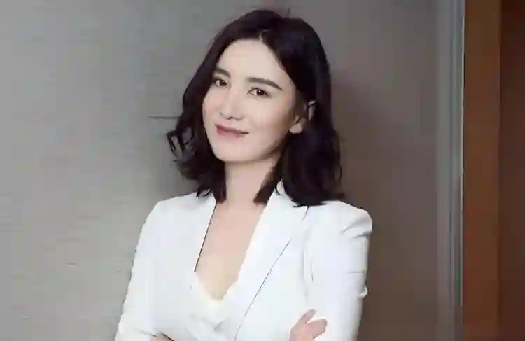 不愧是宋佳！谈帅哥、爱才子，却最终嫁给了小7岁的弟弟