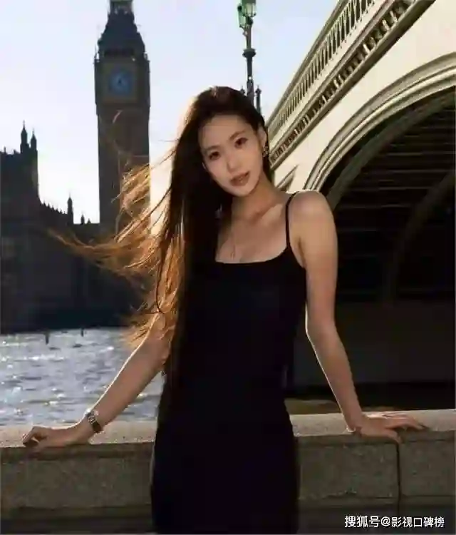 贾静雯女儿晒出美照，梧桐妹摘掉鼻环把头发染黑，素颜神似后爸
