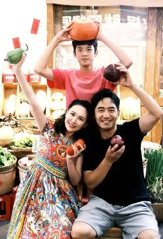 程莉莎为儿子庆生，15岁郭子诚长相帅气，比妈黑比爸白，牙齿惹眼