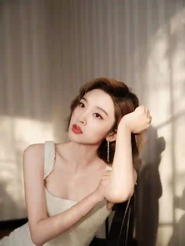 唐艺昕35岁颜值身材双在线，白包臀短裙秀美腿状态超好