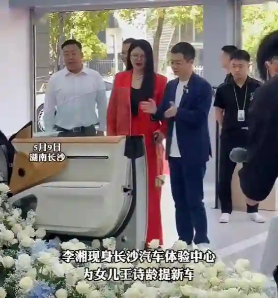 49岁李湘英国看马赛，母女俩穿透视装引热议，被嘲像两个老姐妹