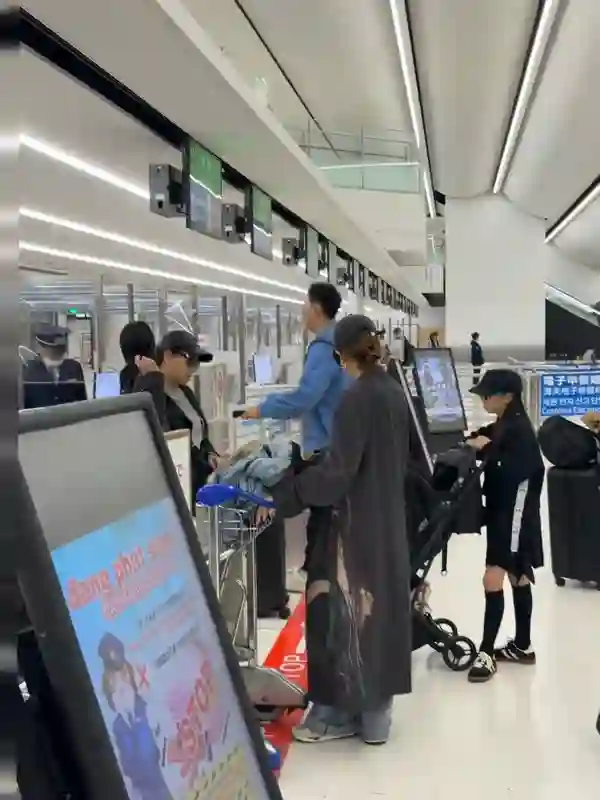 戚薇李承铉携女现身日本机场！十岁Lucky乖巧模样超吸睛