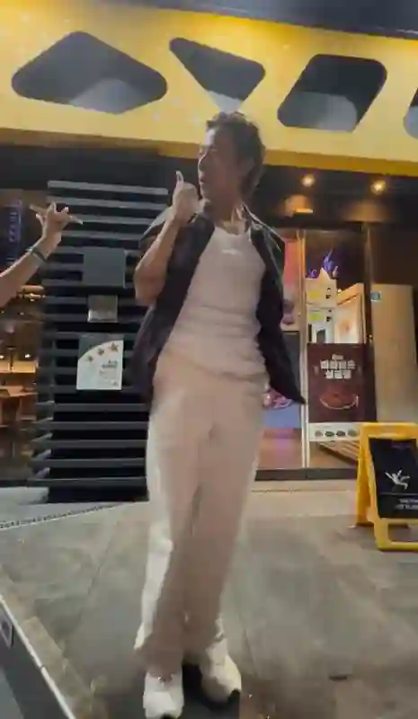 吴千语在夕阳下奔跑，她在韩国街头很美，施伯雄陪她和她闺蜜逛街