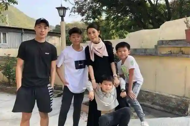 前妻烧炭自杀身亡！香港知名男星和儿子抱头痛哭，离婚后拒绝再婚