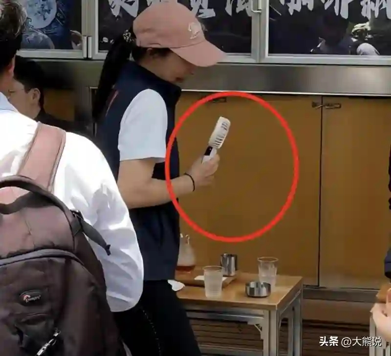 郭晶晶儿子罕见露脸，被夸外国帅哥范儿，跟妹妹三人共用一张脸