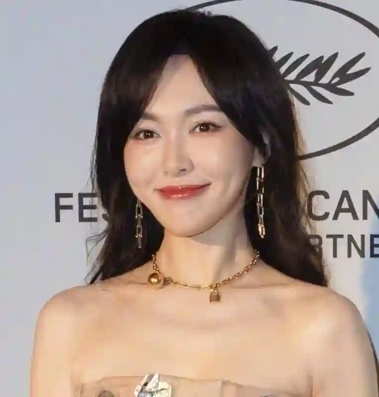42岁唐嫣戛纳生图来了！苹果肌下垂眼神涣散，新剧扑街影响状态