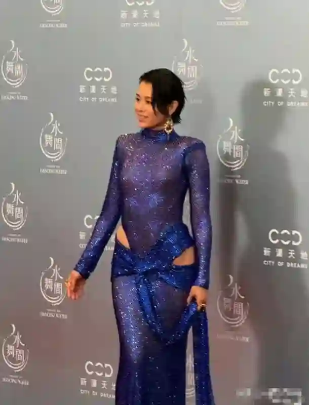 澳门这一天，舒淇深V领，刘嘉玲裸背装，却被胡杏儿的露腰装艳压