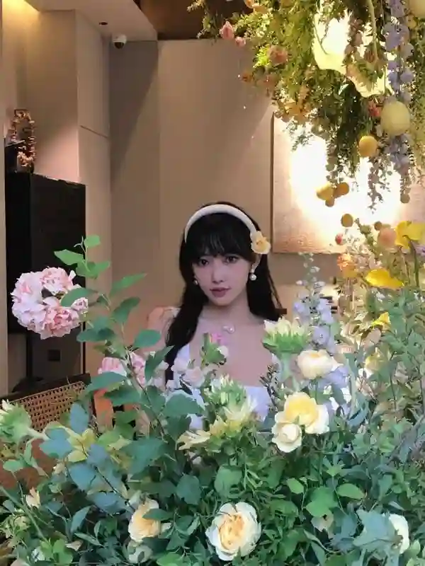 程潇白色包臀裙勾勒S曲线！与鲜花同框秒变氧气美女，氛围感拉满