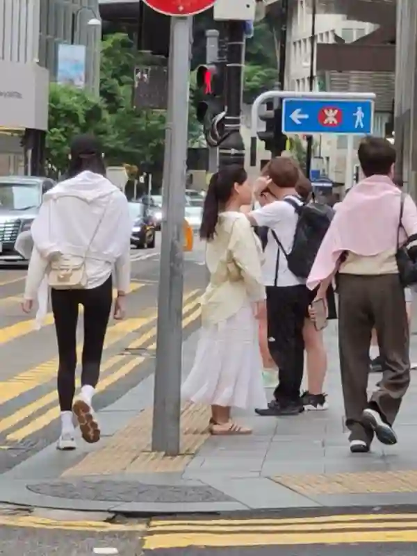 偶遇何猷君一家，奚梦瑶和婆婆逛街尽显高情商，四太腿长不输媳妇