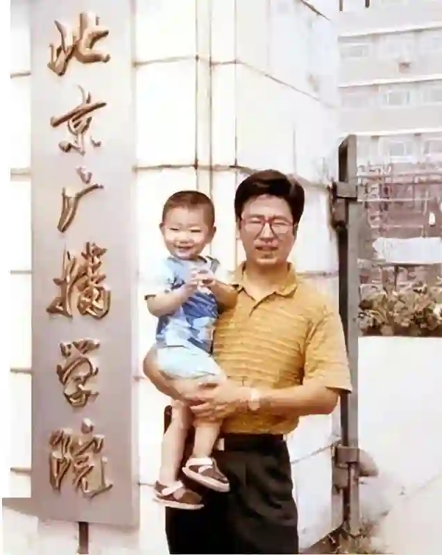 “央视一哥”白岩松被病痛折磨，曾多次想不开，56岁白发满头