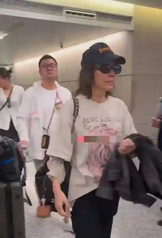 刘嘉玲机场素颜照曝光，暗沉蜡黄肌肤反差大，全程黑脸显不自信