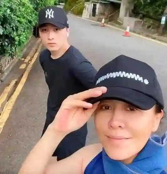 59岁金像影后刘嘉玲晒全家福，侄子大概率继承10亿财产
