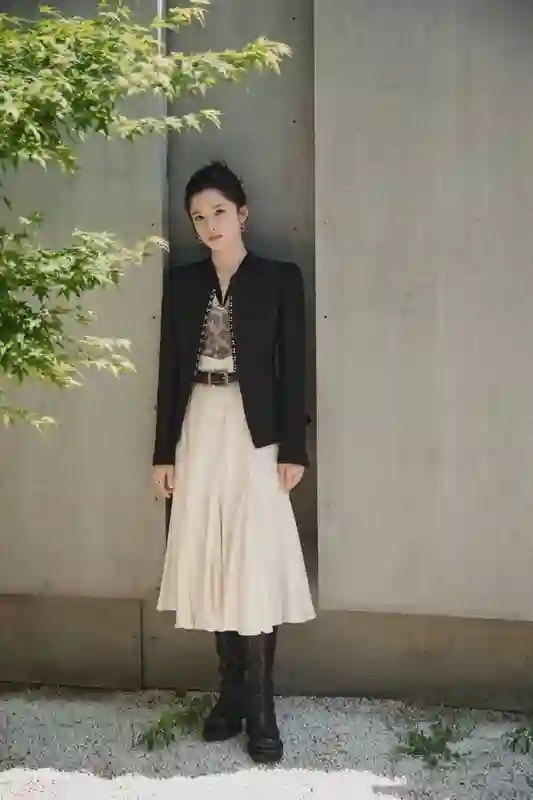 张婧仪西装造型尽显干练，微卷发甜度超标